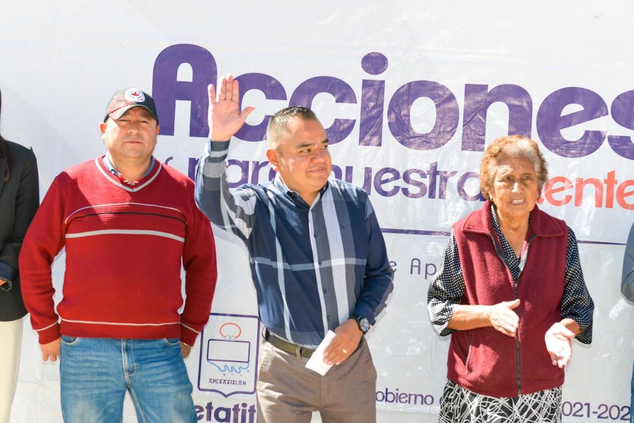 Alcalde de Apetatitlán, Ángelo Gutiérrez, da banderazo de inicio a obra de pavimentación